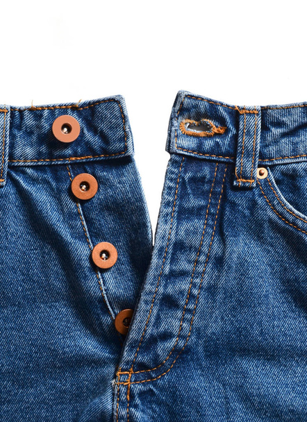 Jeans blu sbottonato con bottoni metallici su fondo bianco. Spazio per testo
. - Foto, immagini