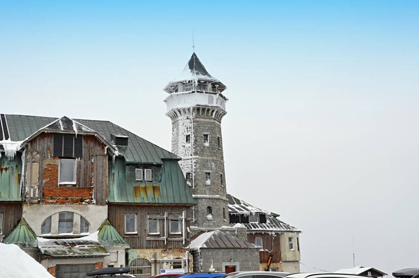 Klinovec χειμώνα πύργο επιφυλακή με το ξενοδοχείο στα βουνά Ore, το υψηλότερο σημείο το Klnovec περιοχή του Κάρλοβυ Βάρυ - Φωτογραφία, εικόνα