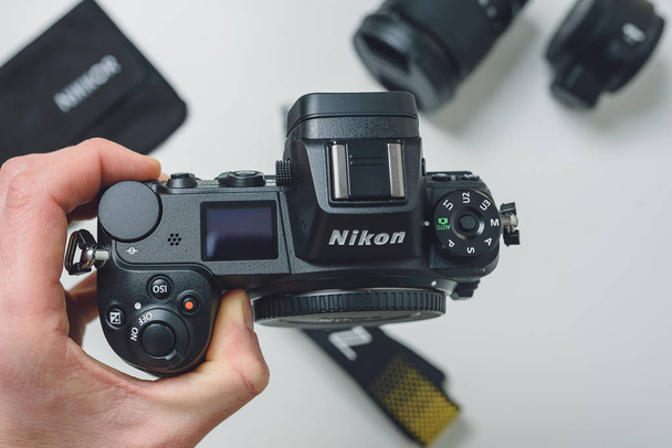 Каунас, Литва - 30 жовтня 2018: Свердління отворів в руках нова камера Nikon Z7. Його за 45.7mp повного кадру беззеркальних камери, що містить нові байонет і зіставлені лінзи та інтеграції з Nikon Dslr системи - Фото, зображення