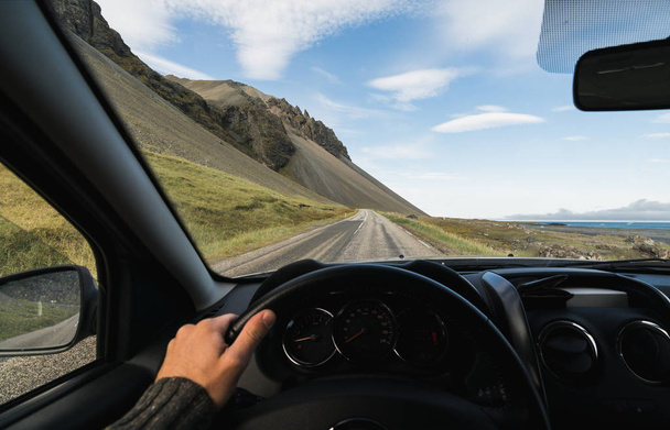 Nézd a vezetőülés, mint a part menti út a Dél-Izlandi. - Fotó, kép