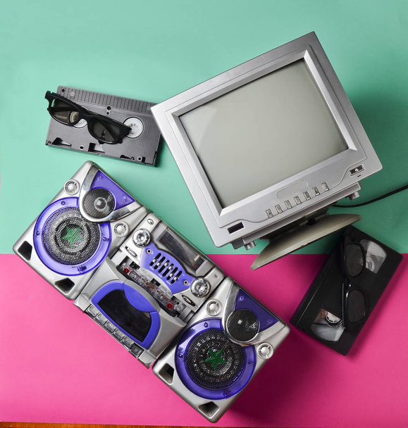 Musta valkoinen putki TV, nauhuri, videokasetti, 3d lasit minttu vaaleanpunainen tausta. Retromediateknologia. Viihdettä 80-luvulla. Huippunäkymä. Litteä
. - Valokuva, kuva