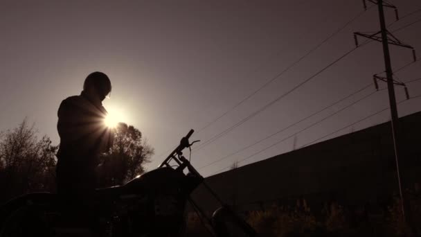 Motorrad Person Silhouette auf der Straße bereit und gehen Sie voran - Filmmaterial, Video