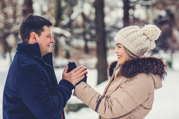 Tempo em família - Feliz casal amoroso desfrutando juntos durante as férias de inverno fora no parque de neve
 - Foto, Imagem