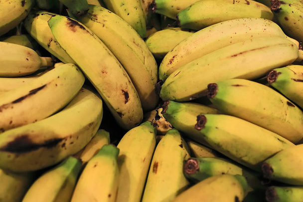 Georgen hedelmätorilla on ihana valikoima hedelmiä ja vihanneksia hyllyillä. Se on yleensä hyvin tuoretta ja maukasta. Tämä kuva banaaneista on otettu siellä.
. - Valokuva, kuva
