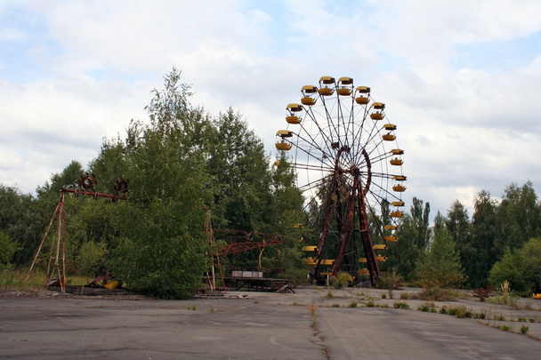 της περιοχής του Τσερνομπίλ. χαμένη πόλη pripyat. σύγχρονα ερείπια. - Φωτογραφία, εικόνα
