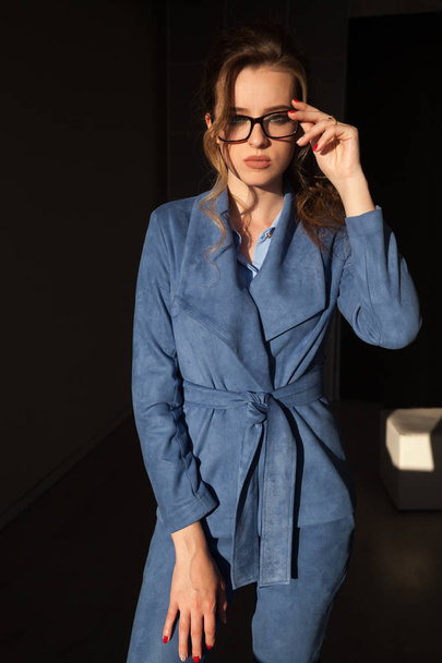 Portrét ženy v obleku s brýlemi - Fotografie, Obrázek