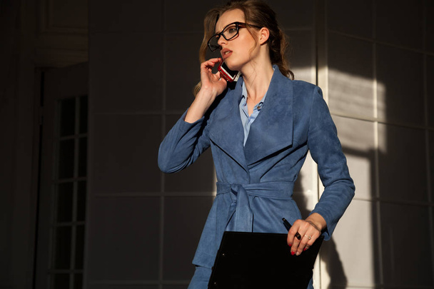 kobieta biznesu sprawia, że rekordy rozmawia przez telefon - Zdjęcie, obraz