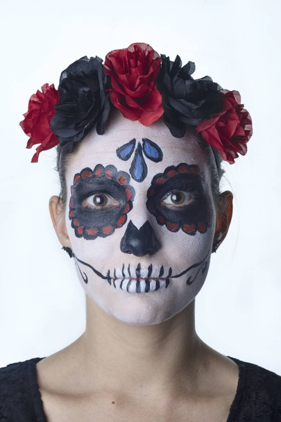 Retrato de estudio de una chica con cara pintada de Halloween
 - Foto, imagen