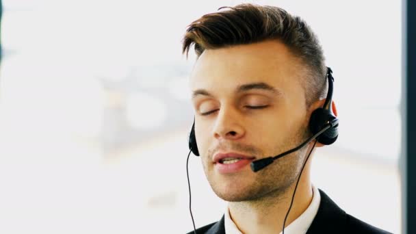   4k. ernstzunehmender moderner Mann Operator im Kundendienstzentrum. Gesicht aus nächster Nähe - Filmmaterial, Video