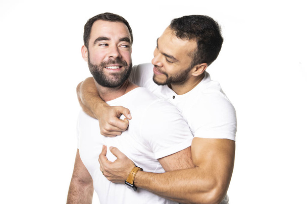 Jóvenes homosexuales pareja gay amor entre sí en un fondo blanco
. - Foto, imagen