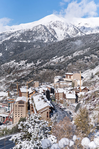 Bellissimo paesaggio di Soldeu, Canillo, Andorra in una mattina d'autunno nella sua prima nevicata della stagione. Si possono vedere quasi ultimati i lavori della pista della coppa del mondo di sci 2019
. - Foto, immagini