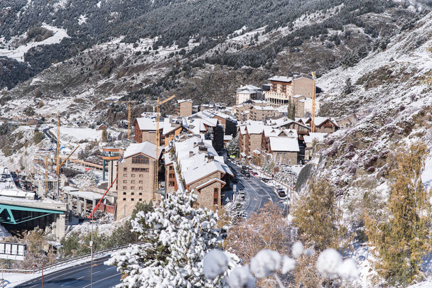 Красивий краєвид Сольдеу, на осінній ранок у її перший snowfall сезону Канілло, Андорра. Ви можете побачити практично завершені роботи трек Лижний чемпіонат світу 2019. - Фото, зображення