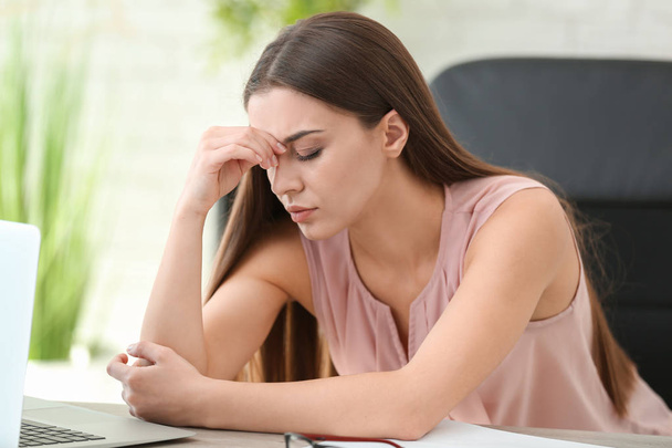 Woman suffering from headache in office - Zdjęcie, obraz
