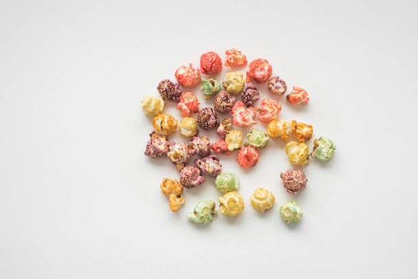 Куча разноцветного попкорна, натюрморт для отдыха с красочным попкорном, изолированным на белом
. - Фото, изображение