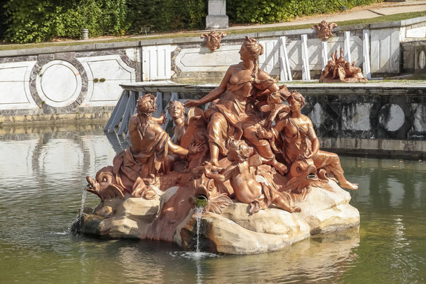 vista orizzontale della fontana dedicata all'anfitrite nei giardini del palazzo reale della granja de san ildefonso in provincia di segovia, Spagna
 - Foto, immagini