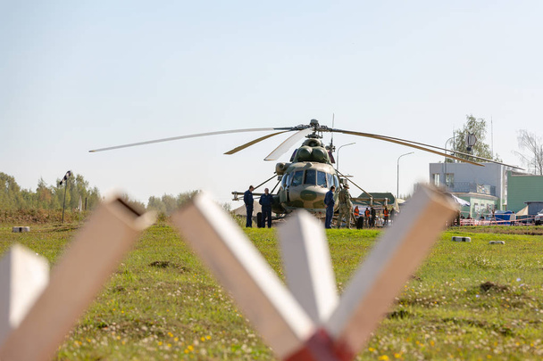 Στρατιωτικό ελικόπτερο προσγειώνεται στο έδαφος κατά τη διάρκεια στρατιωτικής άσκησης - Φωτογραφία, εικόνα