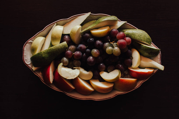 ブドウとスライスしたリンゴと梨のプレート - 写真・画像