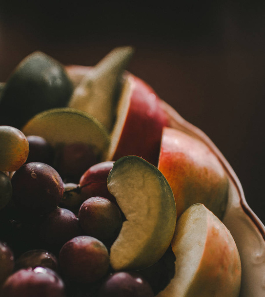 Rypälelevy ja viipaloitu omena ja päärynät
 - Valokuva, kuva