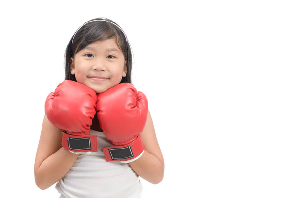 Симпатичная девушка борется в красных боксерских перчатках изолированы на белом фоне, упражнения и здоровой концепции
 - Фото, изображение