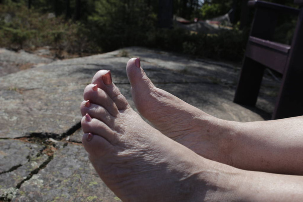 Seniorwomen με ζαρωμένα και veiny πόδια σε εξωτερικούς χώρους - Φωτογραφία, εικόνα