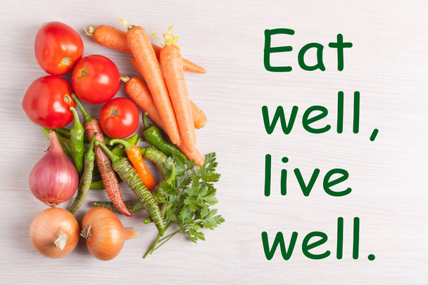 Mangez bien, vivez bien le texte et groupez les légumes. Alimentation, santé et mode de vie concept
. - Photo, image