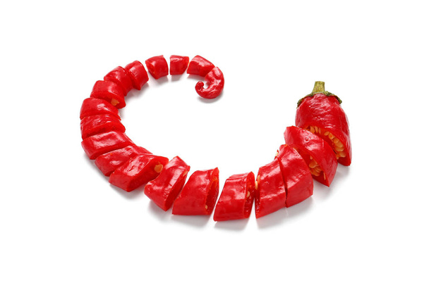 Viipaloitu punainen kuuma chili pippuri valkoisella taustalla
 - Valokuva, kuva