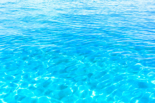 Mavi dalgalı su yüzeyi arka plan, Açık mavi deniz dalgalanma arka plan - Fotoğraf, Görsel