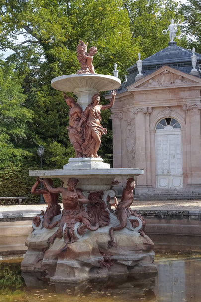 vista verticale della fontana las tres gracias con un tempietto litle sullo sfondo nel palazzo reale giardini della granja de san ildefonso, segovia, Spagna
 - Foto, immagini