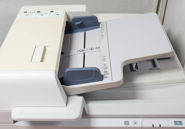 Papierlade van de moderne digitale laser copier voor gebruik in het kantoor aan huis. - Foto, afbeelding