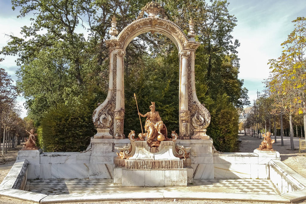 horisontaalinen näkymä suihkulähde omistettu minerva jumalatar viisauden kuninkaallinen palatsi puutarhoissa la granja de san ildefonso, segovia, Espanja
 - Valokuva, kuva
