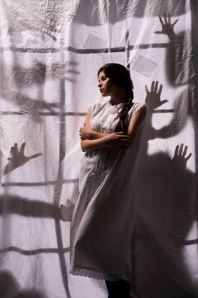 Sexy girl shot against white sheet and shadows - Fotografie, Obrázek