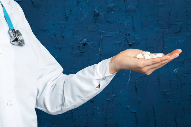 close up of Doctor holding pills - Foto, Imagem