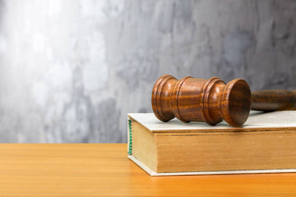 Wooden gavel and books on wooden table - Foto, imagen