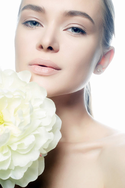 Beautiful young Woman with Flower. Beauty girl and white peony flower - Foto, Imagen