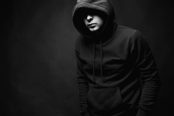 Adam başlıklı. Kapüşonlu sweatshirt çocuk. Siyah beyaz portre - Fotoğraf, Görsel