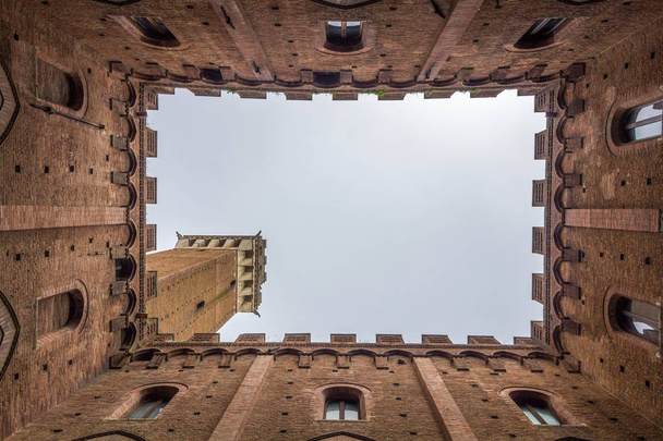 Toskana bölgesindeki Siena Ortaçağ şehrin binaları - Fotoğraf, Görsel