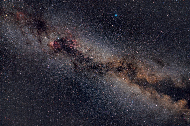 De glorieuze noordelijke Melkweg door de oppervlakte van de driehoek van de zomer - Foto, afbeelding