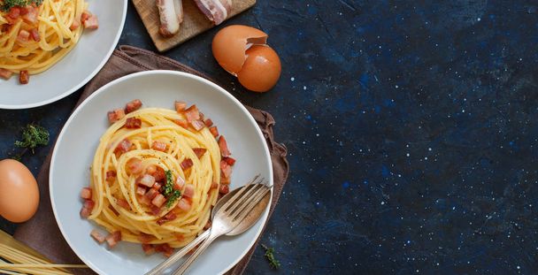 Perinteinen italialainen ruokalaji spagetti carbonara pekonilla, munalla ja juustolla
 - Valokuva, kuva