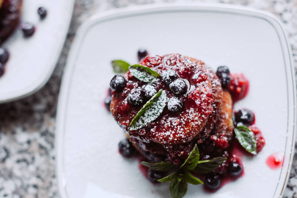 Cottage cheese pancakes, syrniki, curd fritters with fresh berries on white background - 写真・画像