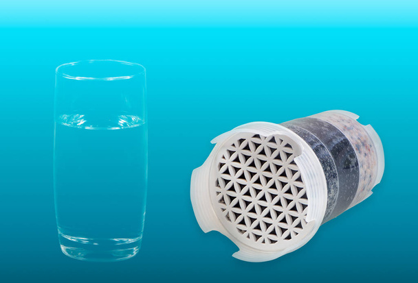 Filtr do oczyszczania wody z węglem aktywnym i szklanką świeżej i czystej wody pitnej - Zdjęcie, obraz