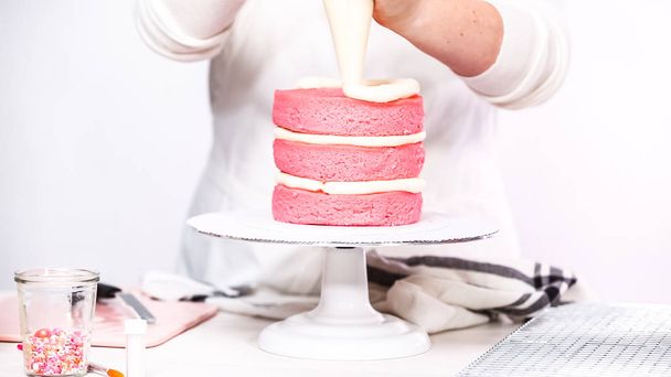 Krok za krokem. Překrývání vrstev dohromady růžové narozeninový dort. - Fotografie, Obrázek