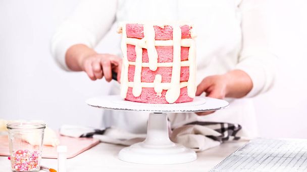 Krok za krokem. Vysoký narozeninový dort s bílou buttercream poleva poleva. - Fotografie, Obrázek