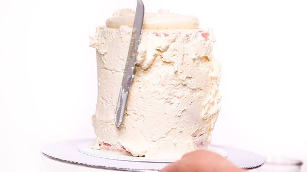 Paso a paso. Tarta de cumpleaños alta helada con glaseado de mantequilla blanca
. - Foto, Imagen