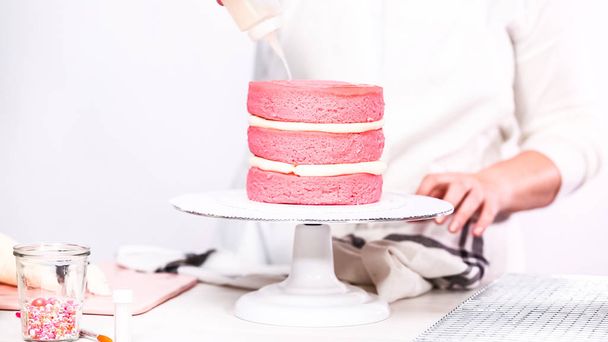 Krok za krokem. Překrývání vrstev dohromady růžové narozeninový dort. - Fotografie, Obrázek