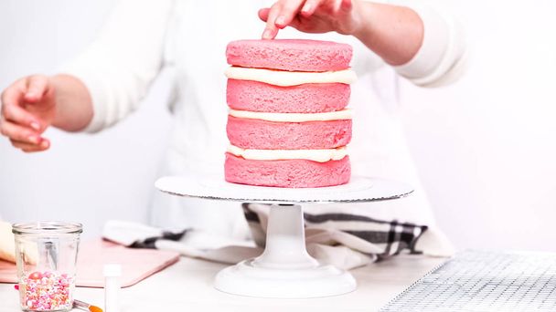 Pas à pas. Empiler des couches ensemble de gâteau d'anniversaire rose
. - Photo, image