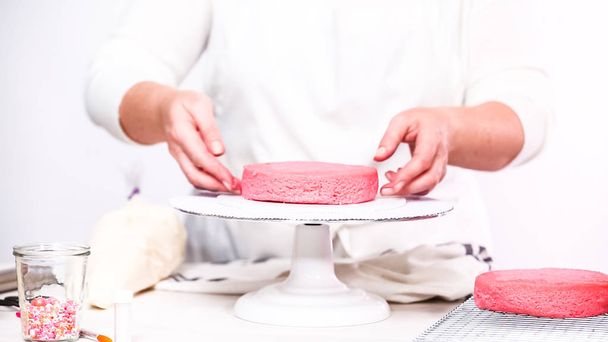 Pas à pas. Empiler des couches ensemble de gâteau d'anniversaire rose
. - Photo, image