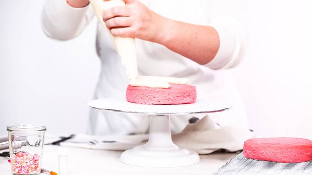 一歩一歩。一緒にピンクの誕生日のケーキの層を積層. - 写真・画像