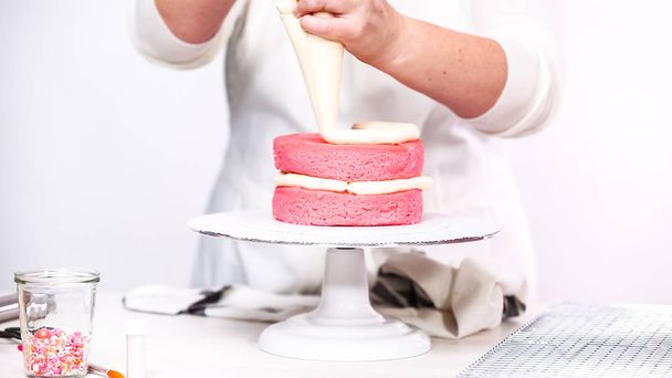 Βήμα-βήμα. Στοίβαγμα στρώματα μαζί του ροζ τούρτα. - Φωτογραφία, εικόνα