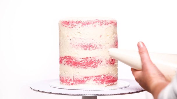 Krok za krokem. Vysoký narozeninový dort s bílou buttercream poleva poleva. - Fotografie, Obrázek