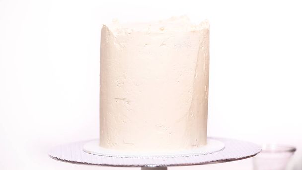 Askel kerrallaan. Jäätelö pitkä syntymäpäivä kakku valkoinen buttercream kuorrutus
. - Valokuva, kuva